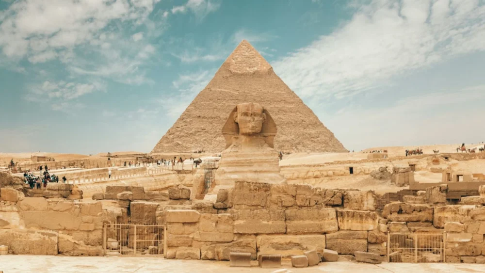 Egyptian Authorities Arrest Tour Guide for Defacing Great Pyramid of Giza During Educational Session