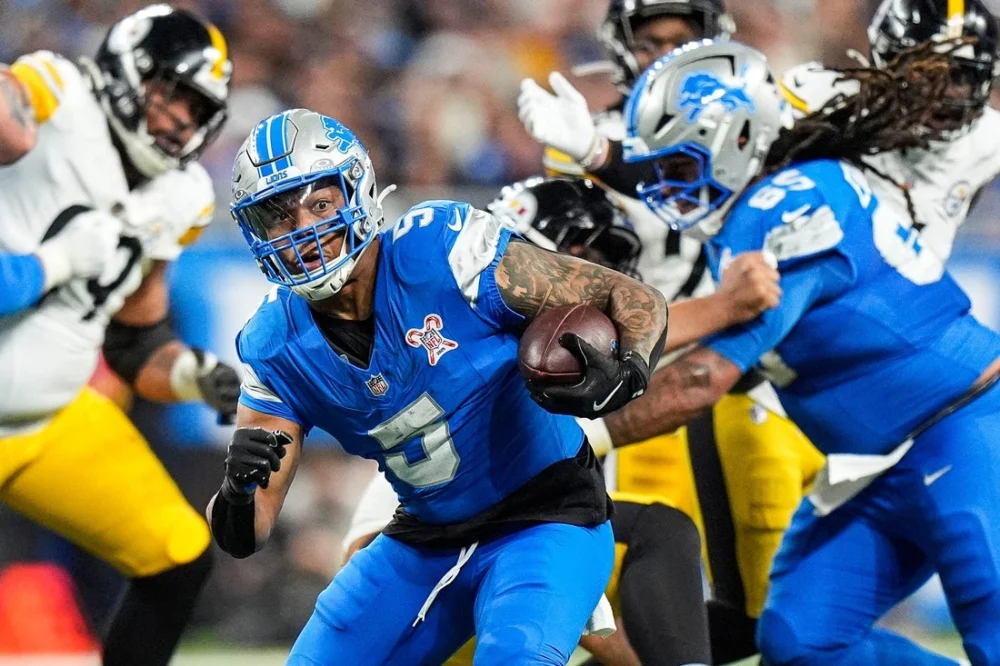 Detroit Lions Trade Running Back David Montgomery to Houston Texans for Offensive Lineman Juice Scruggs and Draft Picks