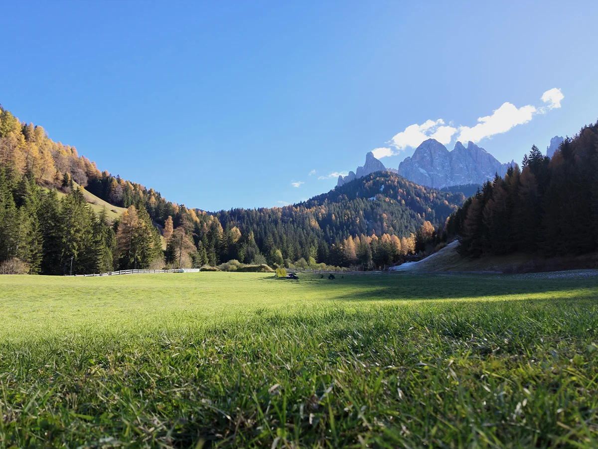 DJI Osmo Pocket 4 Review Pro-Grade 4K/240fps and 14-Stops of Dynamic Range Redefine Portable Filmmaking