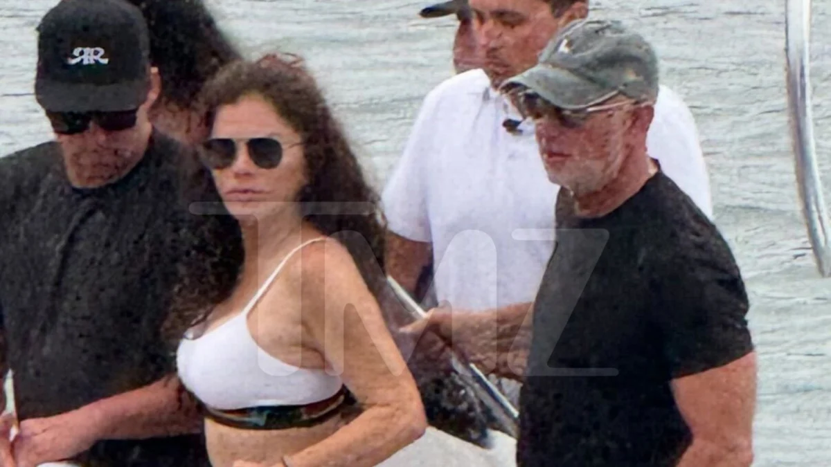 Jeff Bezos & Lauren Sánchez Yacht Trip To Galápagos, Baby!!!