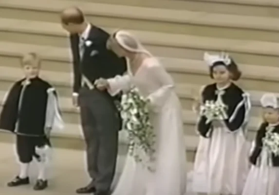 The Enduring Elegance of Sophie Rhys-Jones’s Wedding Dress: A Royal Farewell to the 20th Century