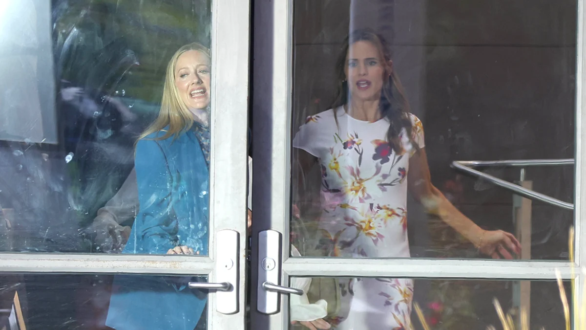 Jennifer Garner & Judy Greer 30, Flirty & Thriving … Again!!!