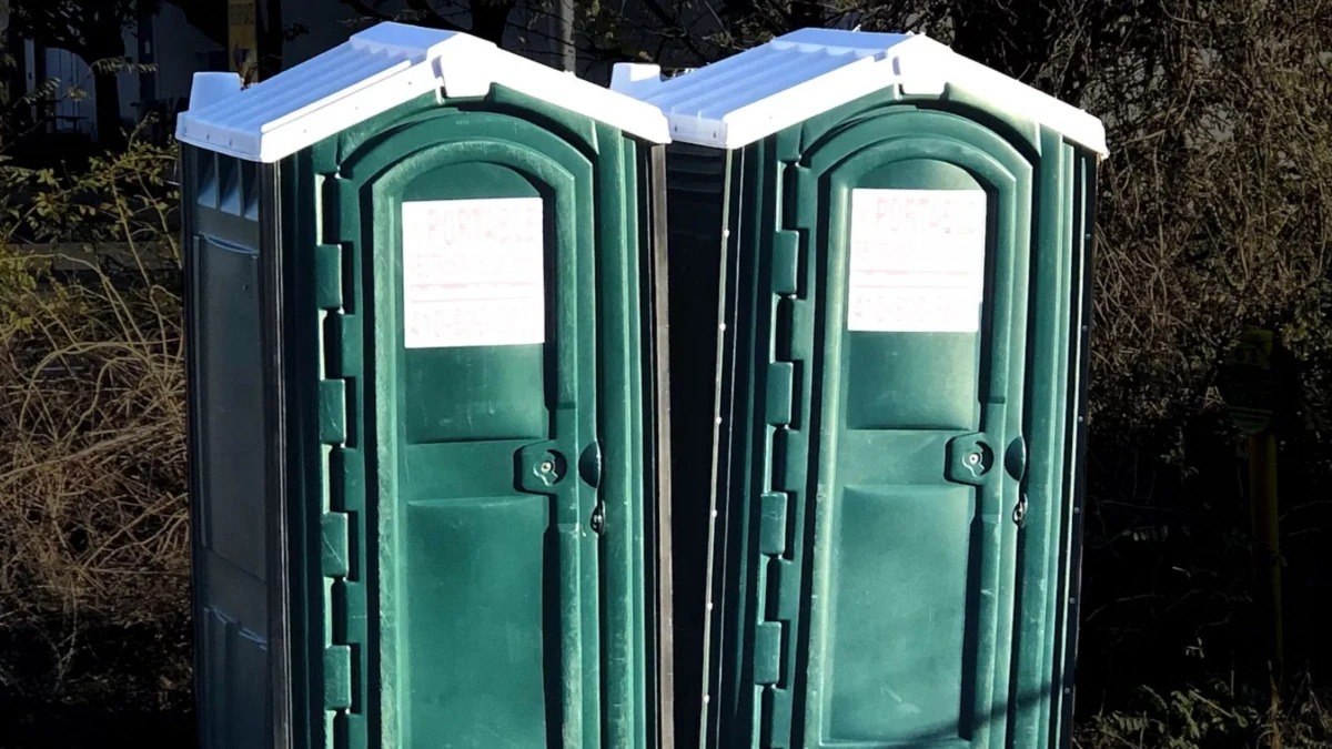 Kansas City Man Rescued from Portable Toilet Tank After Eight-Hour Ordeal Sparked by Attempted Soda Retrieval