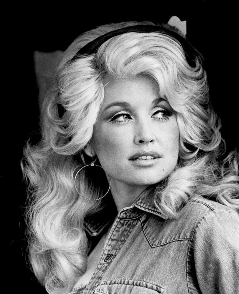 A Public Homage: King Charles and Queen Camilla Honor Dolly Parton with Musical Tribute and Heartfelt Message