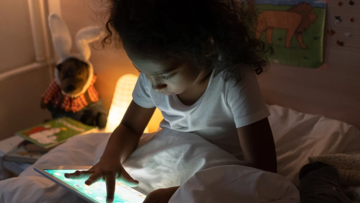 Finnish Study Challenges Conventional Wisdom by Linking Higher Screen Time to Enhanced Cognitive Processing in Adolescents