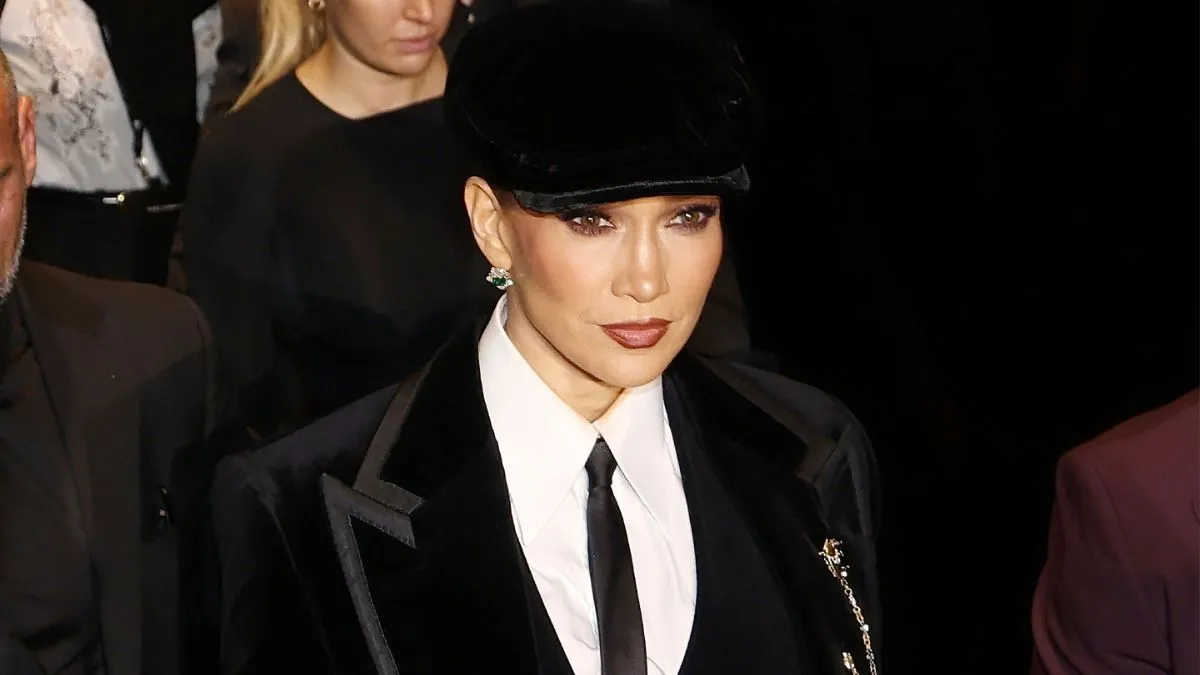 Jennifer Lopez’s Famous Curves Steal the Show in Body-Hugging Dolce & Gabbana Power Suit at Milan Fashion Week