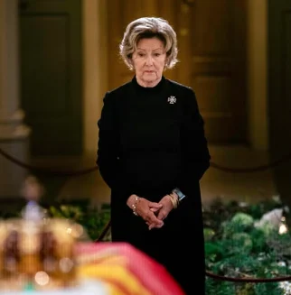 Queen Sonja’s Solemn Vigil as Norway Prepares to Bid Farewell to King Harald V