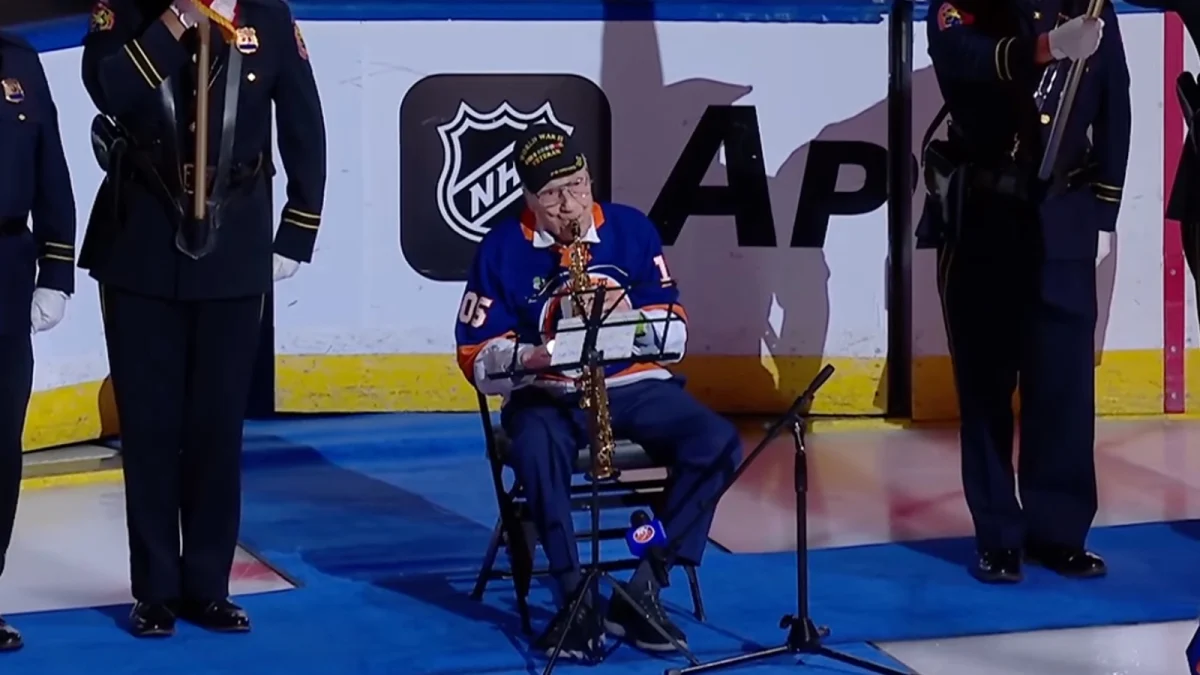 105-year-old WWII veteran Dominick Critelli delivers saxophone performance of National Anthem at UBS Arena